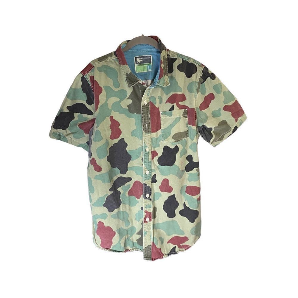 Modern amusement, men’s camo green, short sleeve button, front shirt, size L